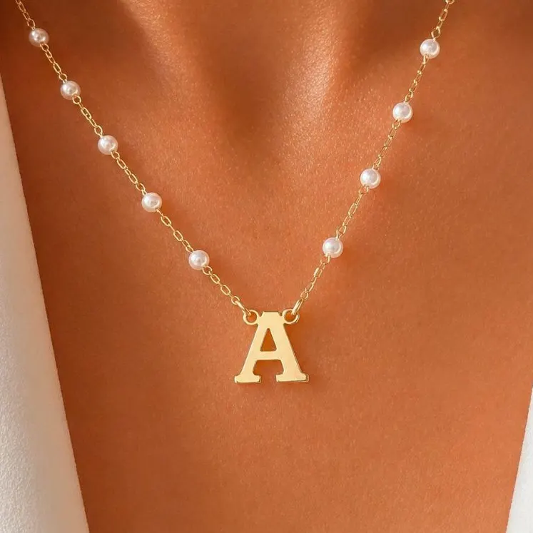 Colar Letra Inicial com Pérolas Banhado a Ouro 18K Personalizado Feminino Delicado
