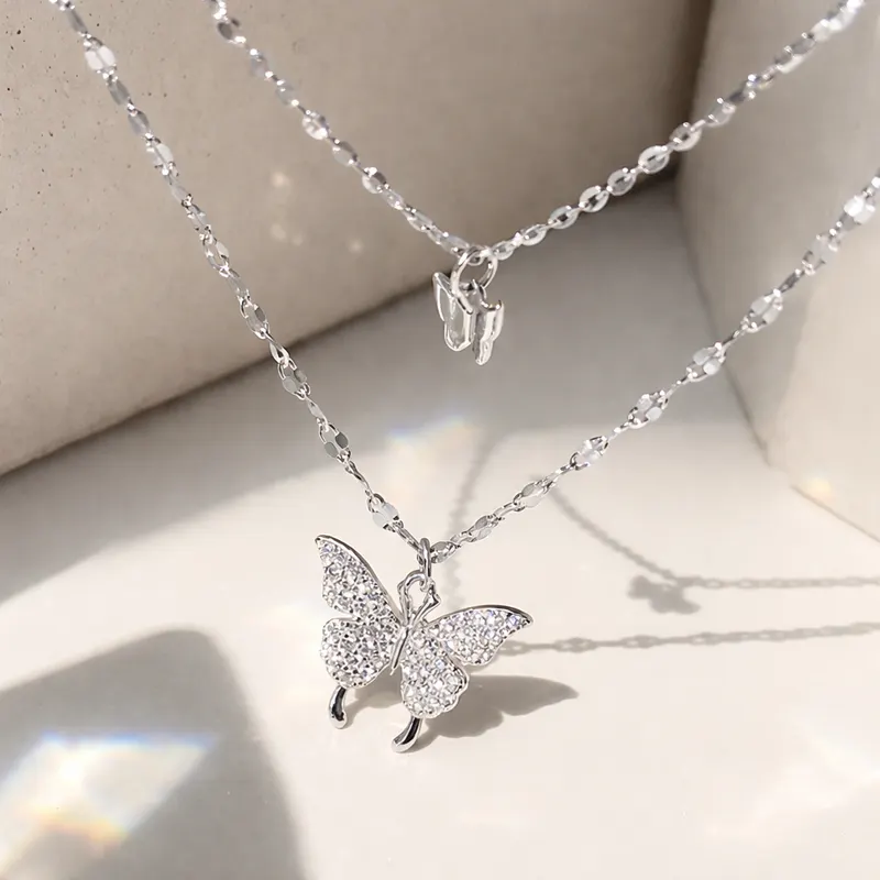 Colar Feminino Duplo com Pingente de Borboleta e Choker Prata Estilo Minimalista Aço
