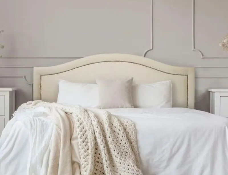 Cabeceira Queen Curva Luxo 160x60 Suede Off White - Tachas Prata