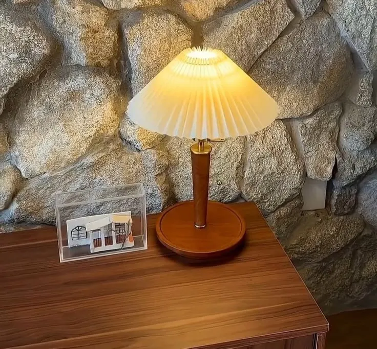 Abajur Luminária De Mesa Nogueira Plissado De Madeira Maciça Cabeceira Quarto Sala Estudo Leitura