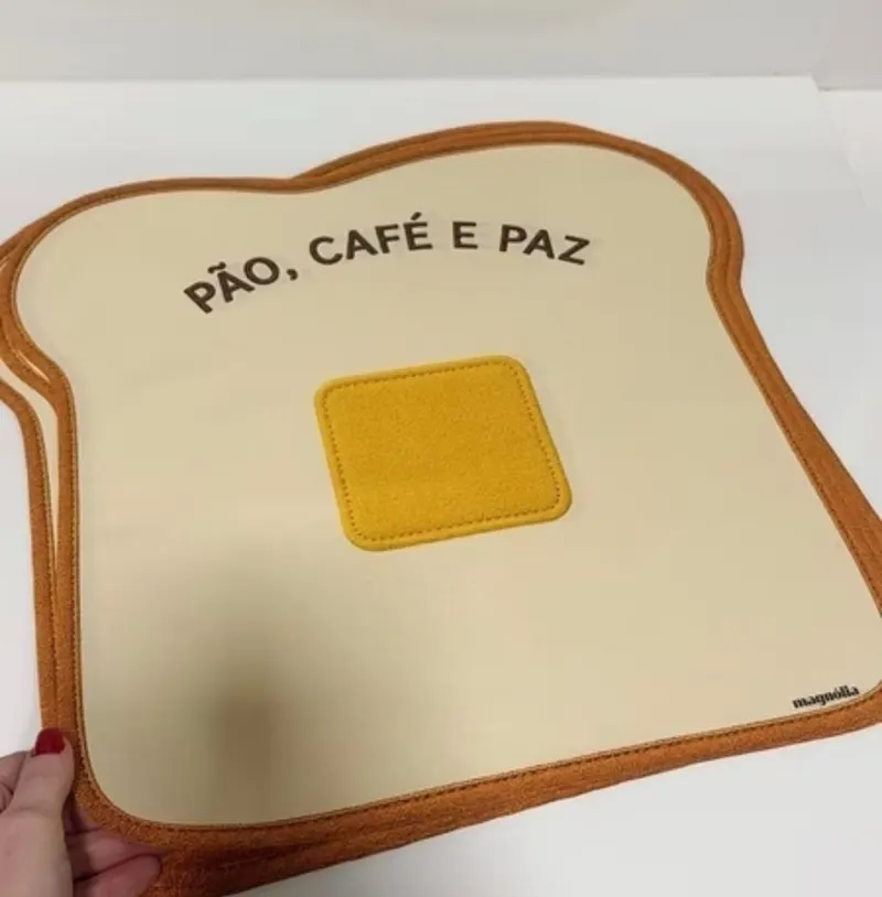 1 Jogo Americano Sousplat Tecido Impermeável Mesa Posta Café da Manhã 3D Bonjour Pão, Café e Paz