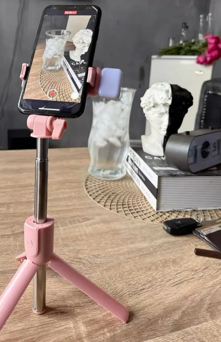 O tripé Bluetooth com bastão de selfie telescópico suporta telefones celulares, cores aleatórias