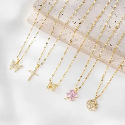 Colar feminino em aço inoxidável com pingente cravejado de micro-pavê.