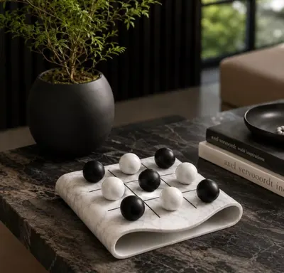Jogo da Velha Decorativo Luxo 22cm Branco Mármore com Bolas Preto e Branco | Peça de Decoração Moderna Minimalista