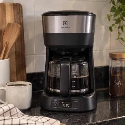 Cafeteira Elétrica Electrolux 30 Xícaras Experience Programável com Timer Cor Inox Preta (ECM25)
