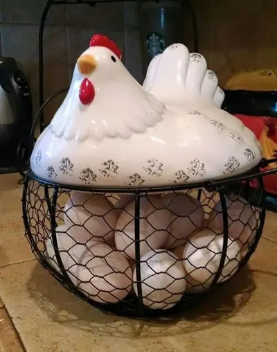 Cesto Galinha Porta Ovos Cerâmica Decorativo 12 Ovos Branco