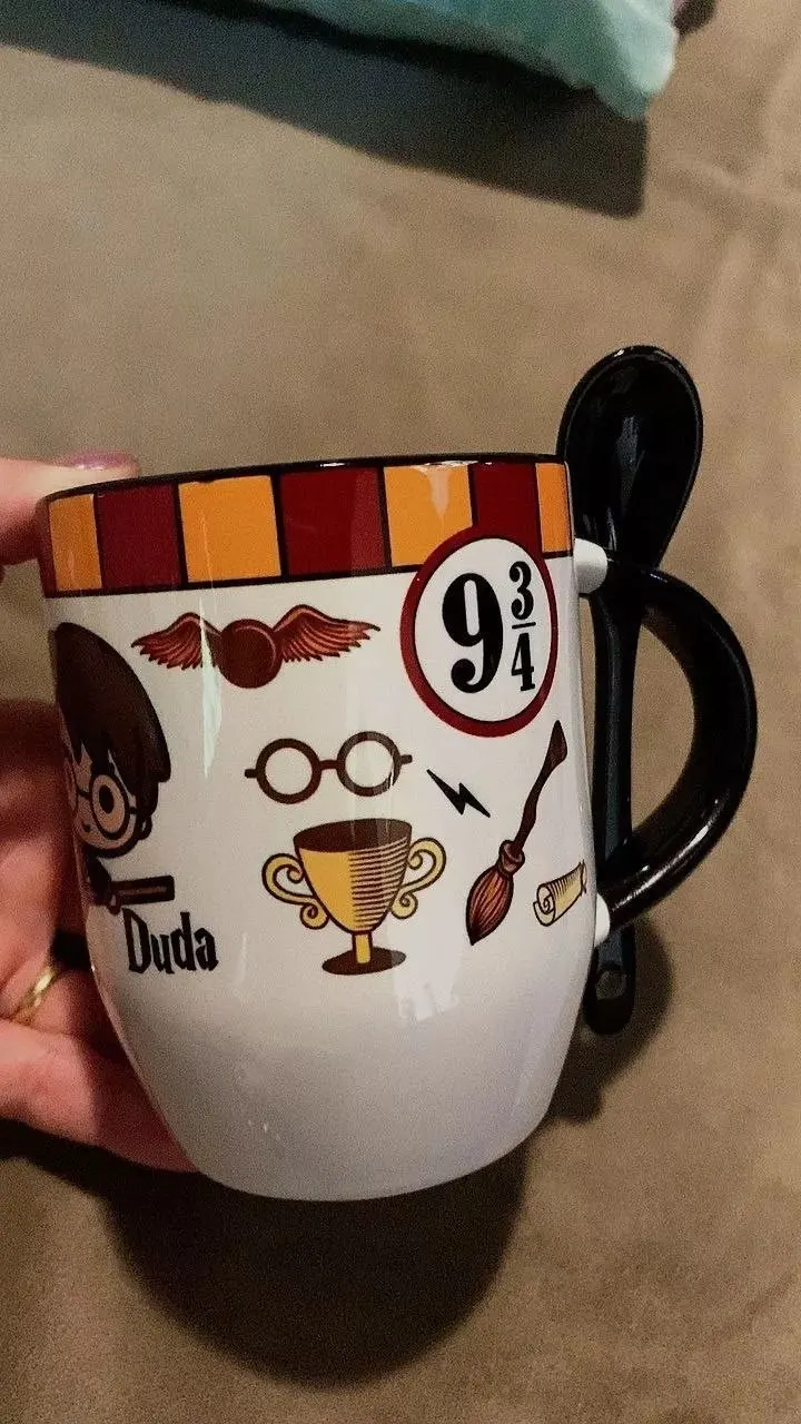 Caneca Personalizada Harry Potter com alça e fundo preto com colher.